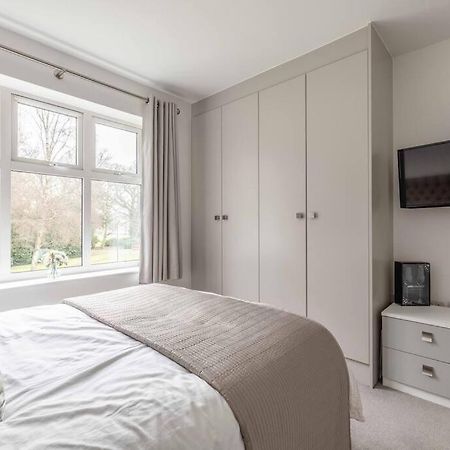 Stylish Home @ Virginia Water Lake & Free Parking Englefield Green Eksteriør bilde