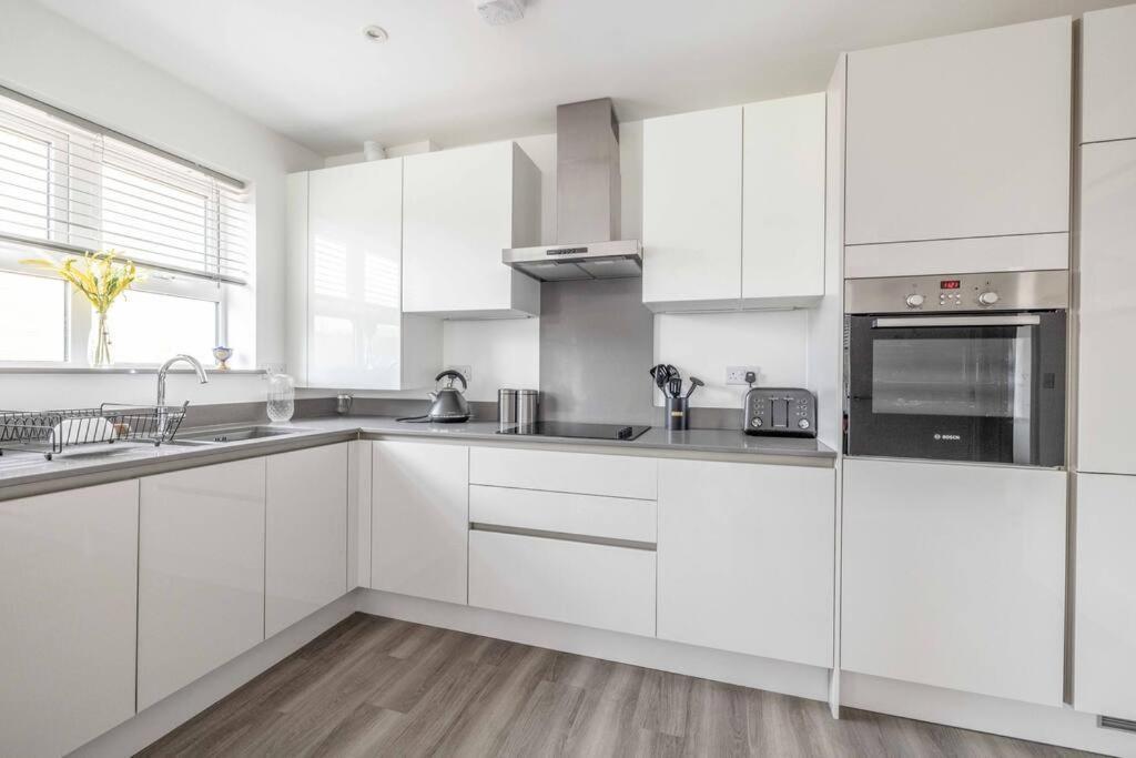 Stylish Home @ Virginia Water Lake & Free Parking Englefield Green Eksteriør bilde