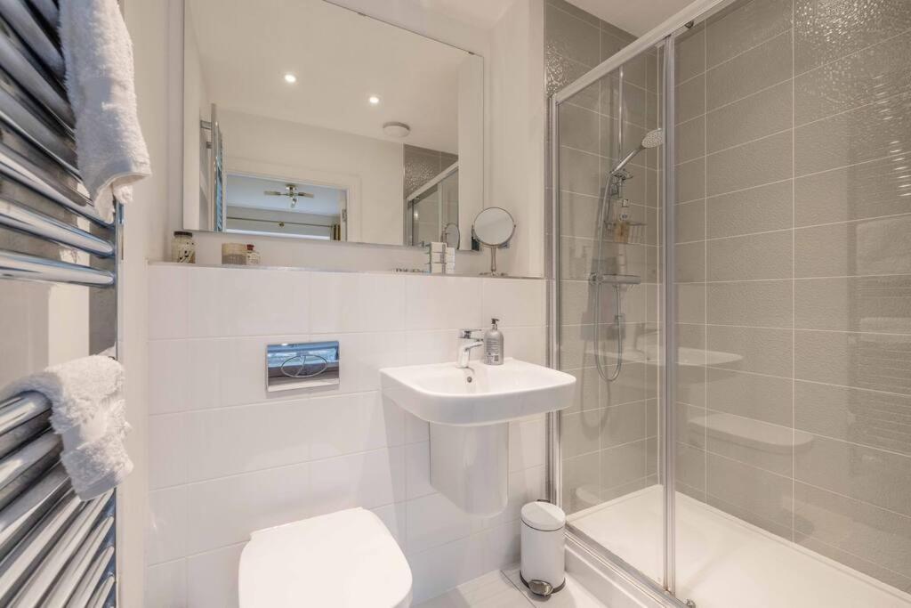 Stylish Home @ Virginia Water Lake & Free Parking Englefield Green Eksteriør bilde
