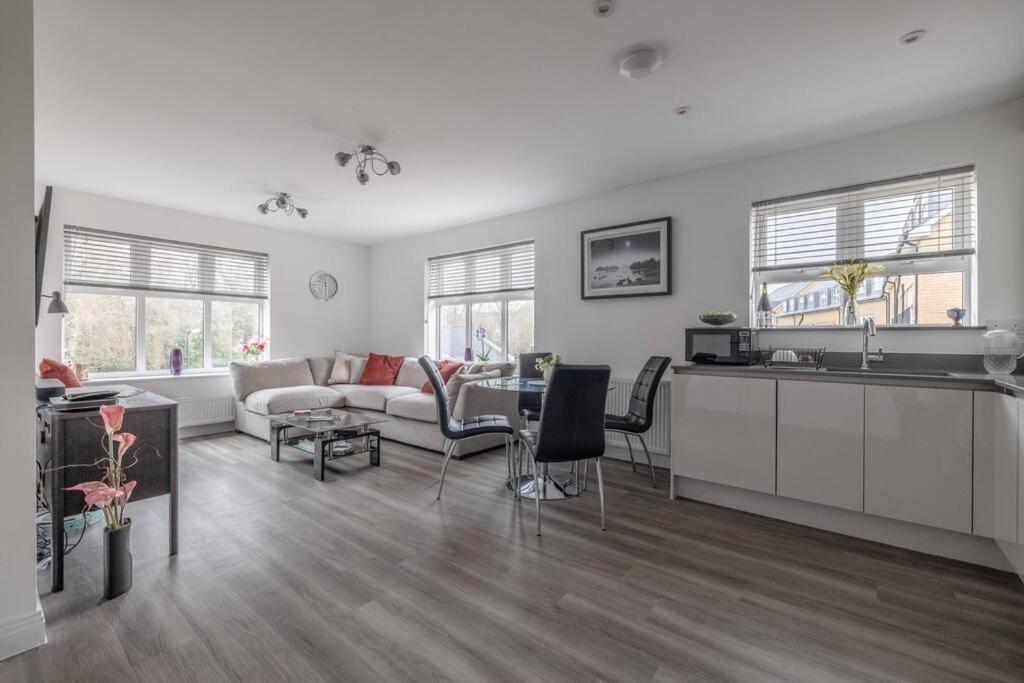 Stylish Home @ Virginia Water Lake & Free Parking Englefield Green Eksteriør bilde