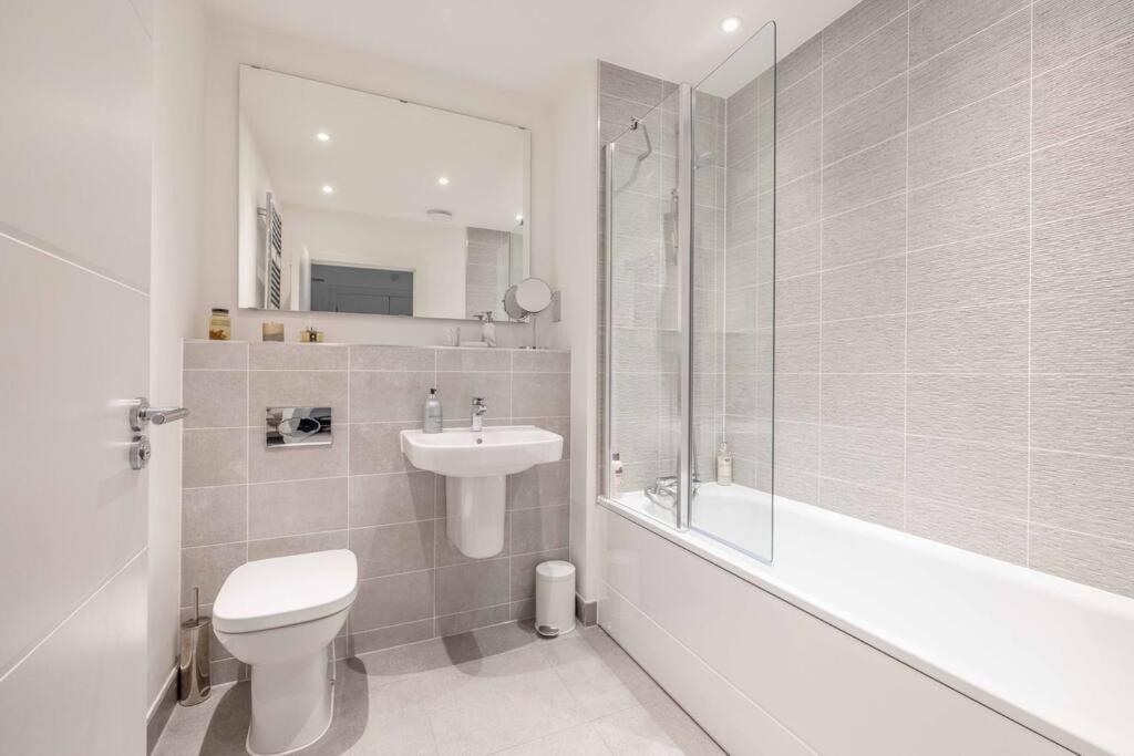 Stylish Home @ Virginia Water Lake & Free Parking Englefield Green Eksteriør bilde