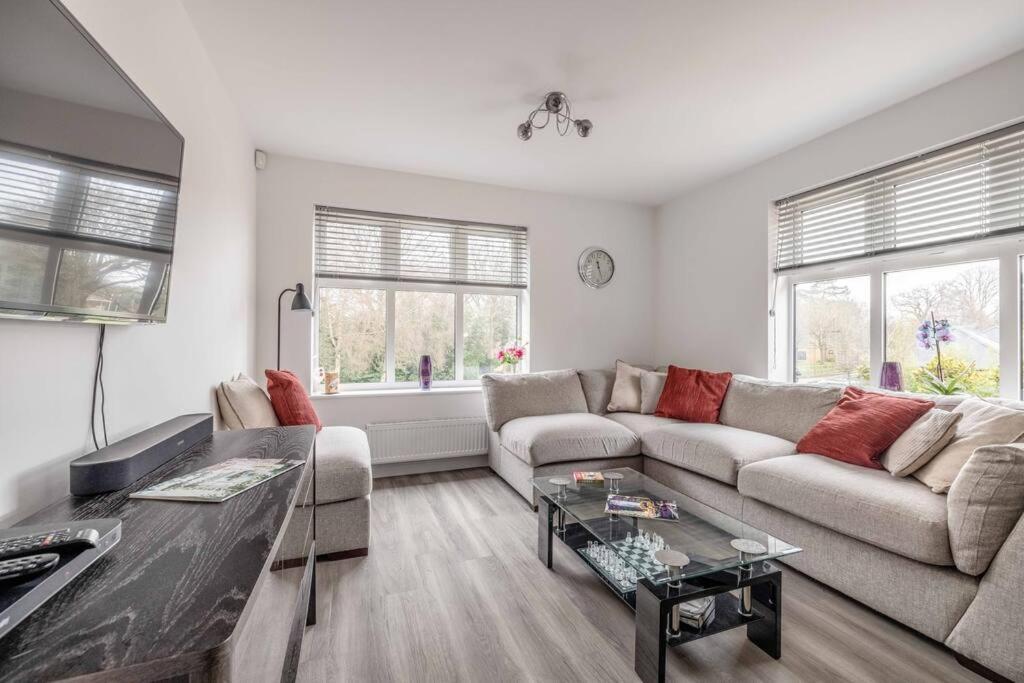 Stylish Home @ Virginia Water Lake & Free Parking Englefield Green Eksteriør bilde
