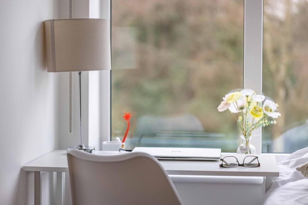 Stylish Home @ Virginia Water Lake & Free Parking Englefield Green Eksteriør bilde