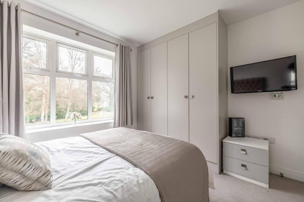 Stylish Home @ Virginia Water Lake & Free Parking Englefield Green Eksteriør bilde