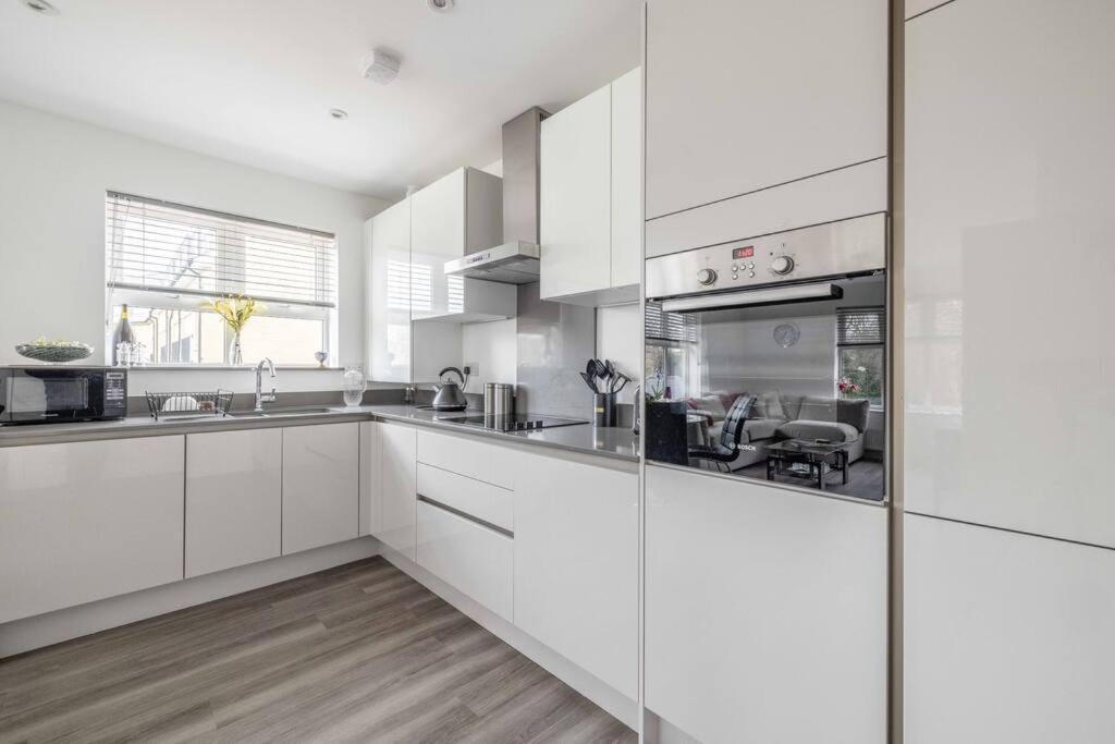 Stylish Home @ Virginia Water Lake & Free Parking Englefield Green Eksteriør bilde