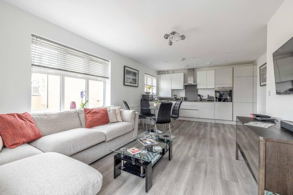 Stylish Home @ Virginia Water Lake & Free Parking Englefield Green Eksteriør bilde