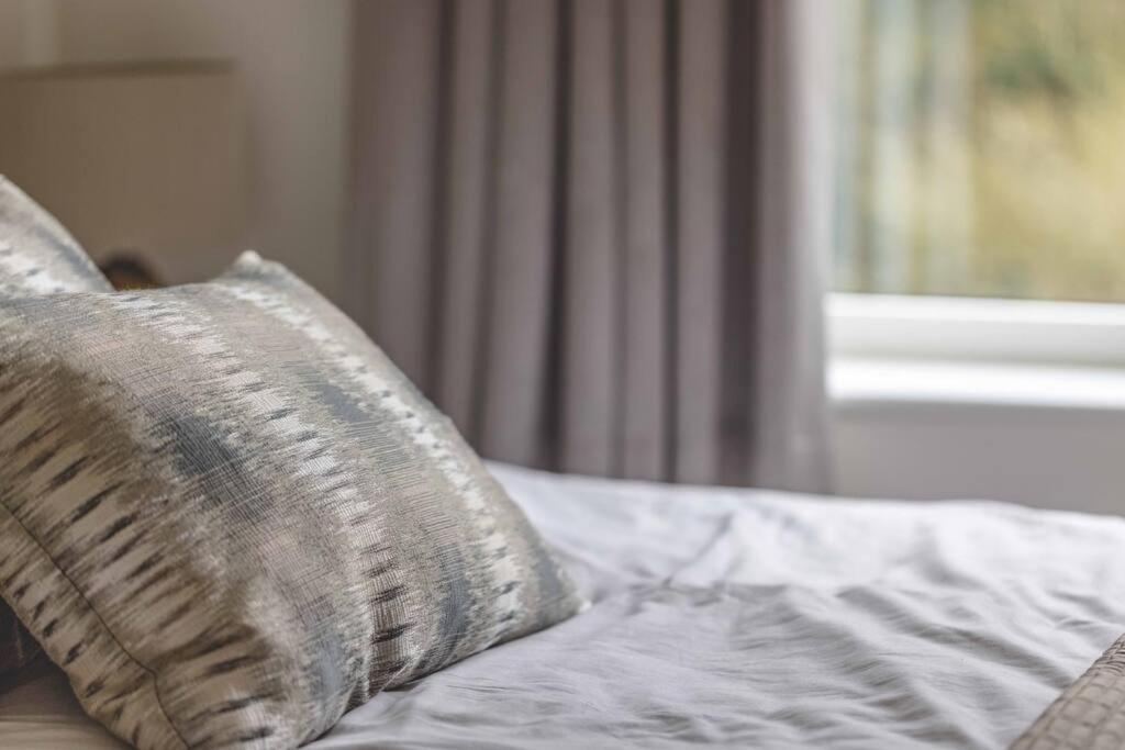 Stylish Home @ Virginia Water Lake & Free Parking Englefield Green Eksteriør bilde