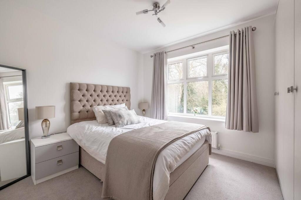 Stylish Home @ Virginia Water Lake & Free Parking Englefield Green Eksteriør bilde